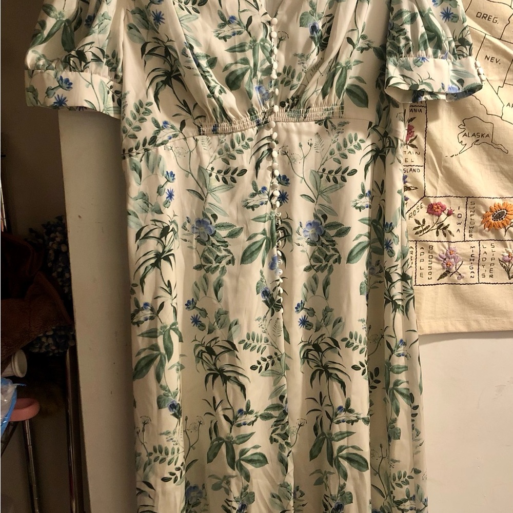 Gal Meets Glam 40s style Midi Dress in Cream and Green
The Lauren Dress - Picture 6 of 13